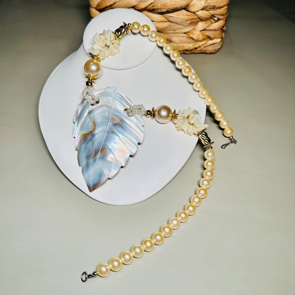 Vintage Beautiful Mother of Pearl Carved Leaf pendant necklace - Picture 5 of 16